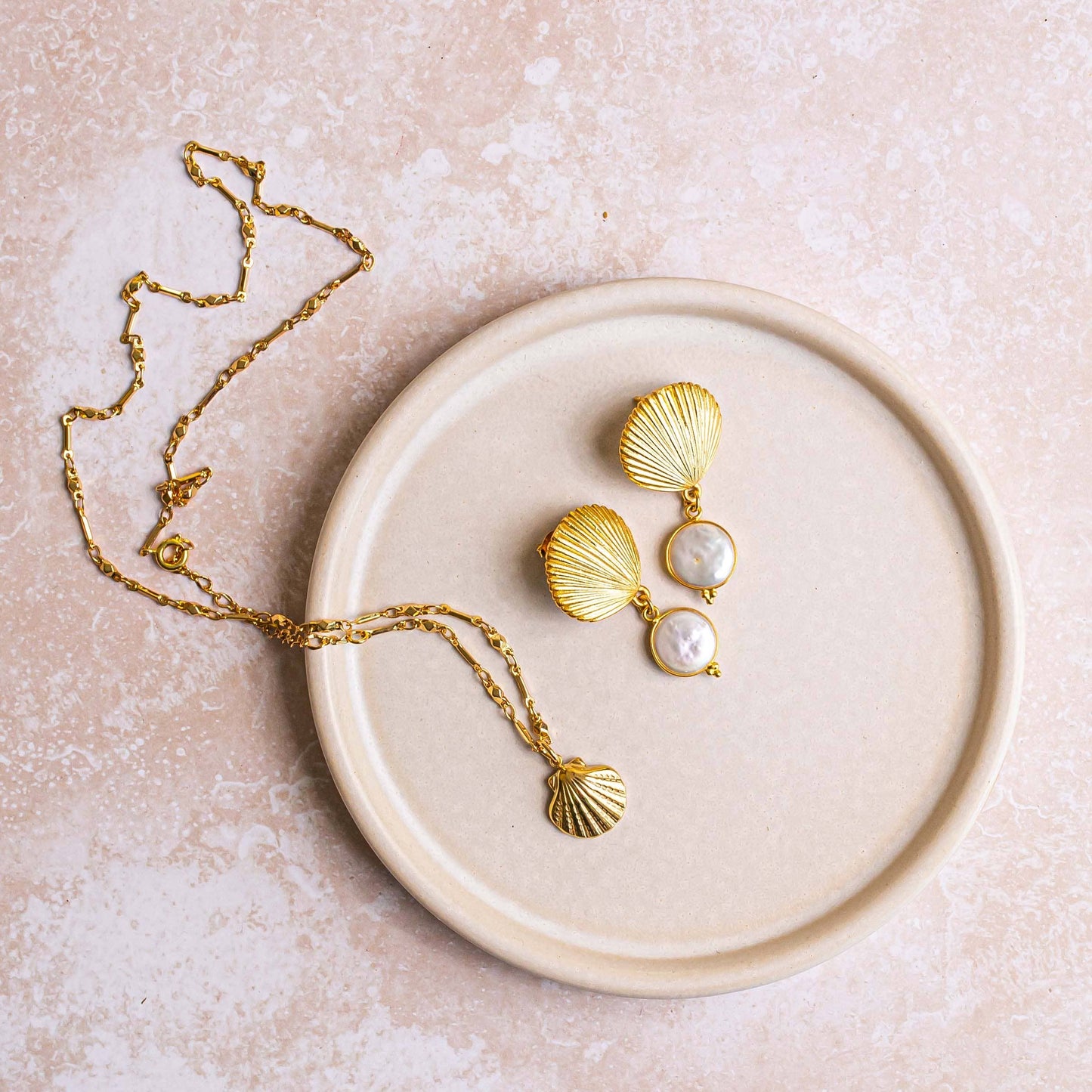 Estepona Gold Shell Pendant Necklace