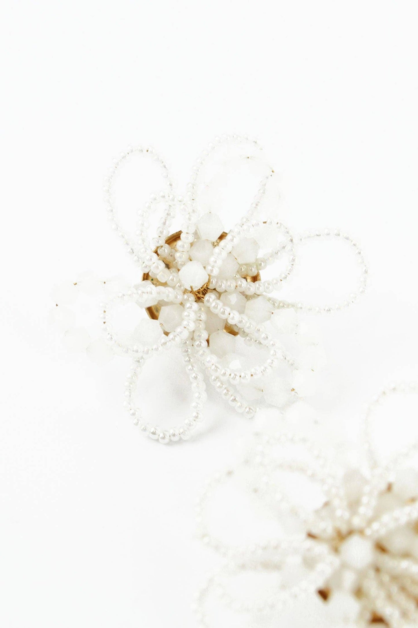 WHITE FLOWER 3D EARRINGS