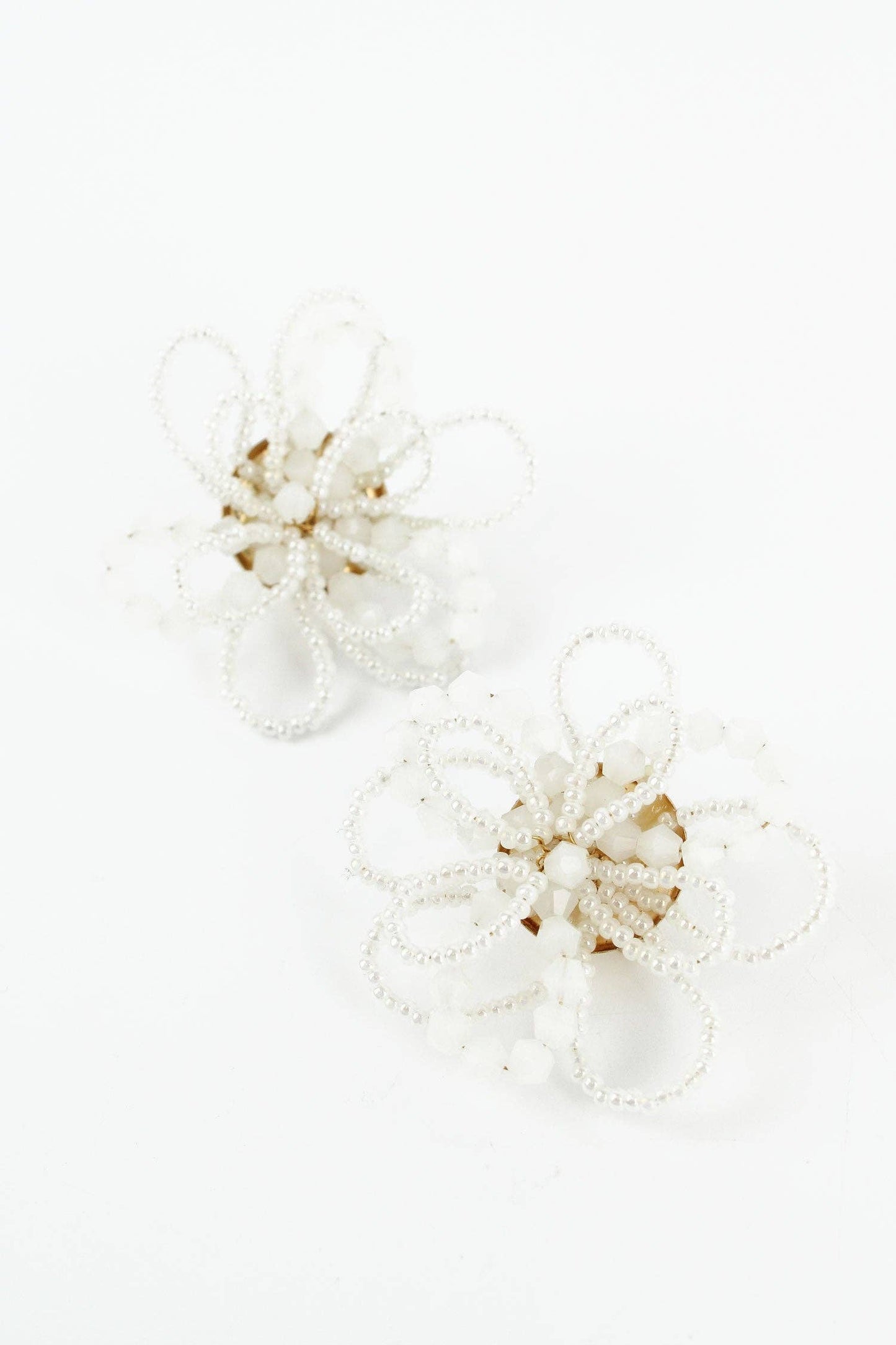 WHITE FLOWER 3D EARRINGS