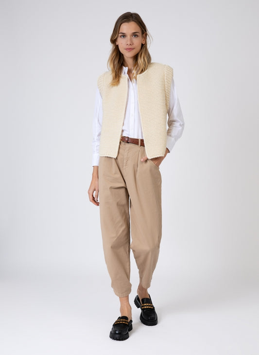 LEGRINGOU Sleeveless Knitted Cardigan in Ecru