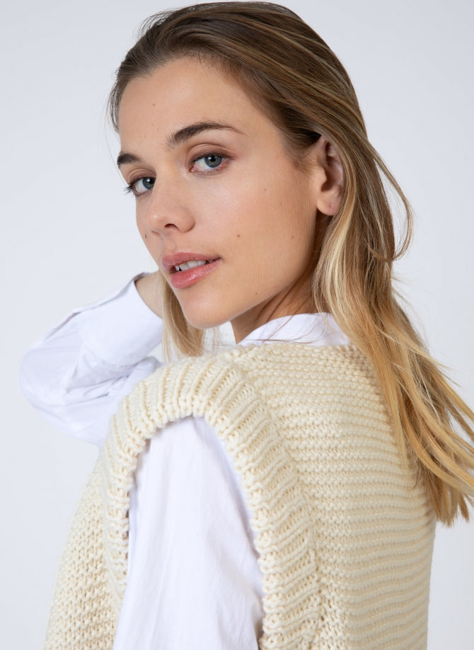 LEGRINGOU Sleeveless Knitted Cardigan in Ecru