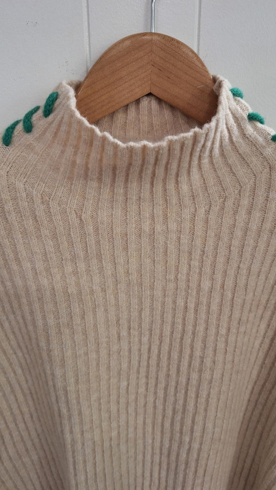 Contrast Embroidered Sweater in Cream and Green