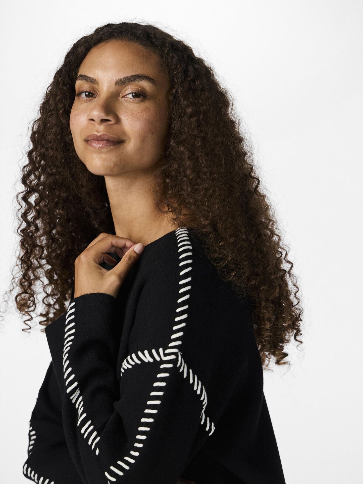 YASSTITCHA Knitted Jumper in Black with White Contrast Stitching