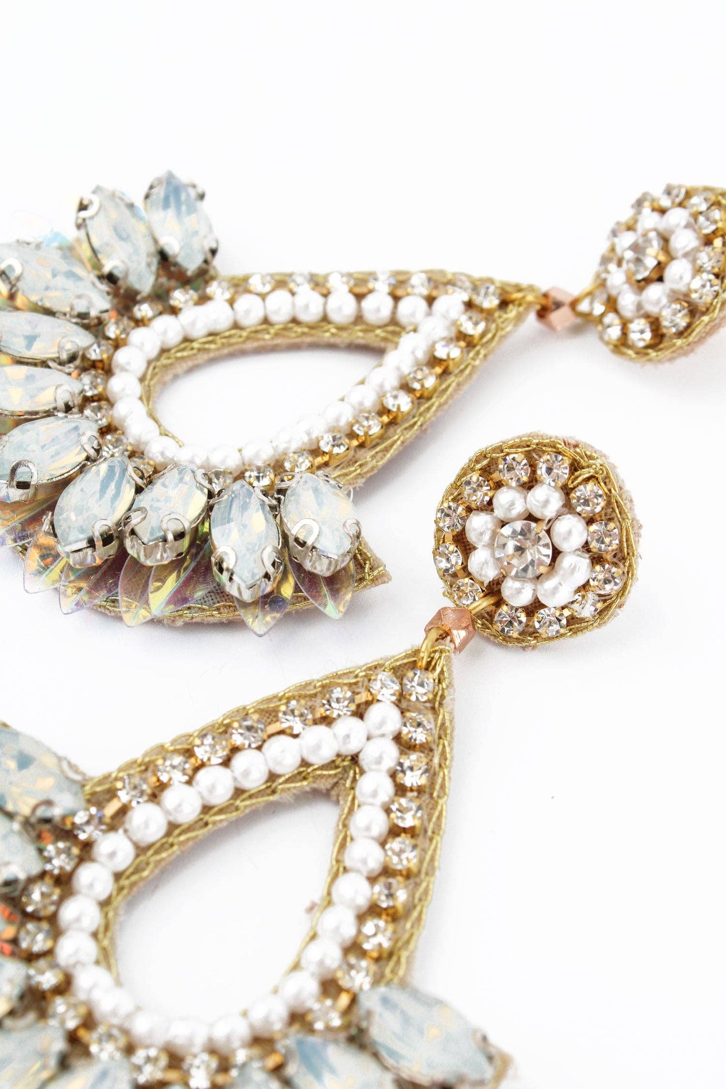 PEARL WHITE TEARDROP EARRING